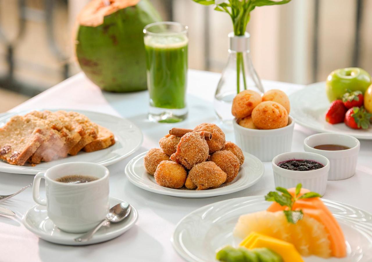 Gran Estanplaza Berrini Hotel São Paulo Ngoại thất bức ảnh A selection of Brazilian breakfast foods